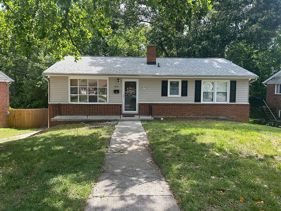 1626 Larkin St