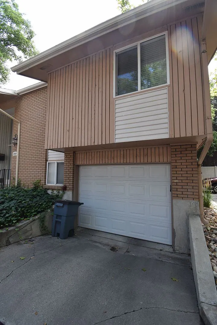 Great 4 Bed 2 Bath Townhome in Holladay — Photo 1