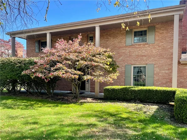 68 Saint Andrews Dr, Beaver Falls, PA 15010