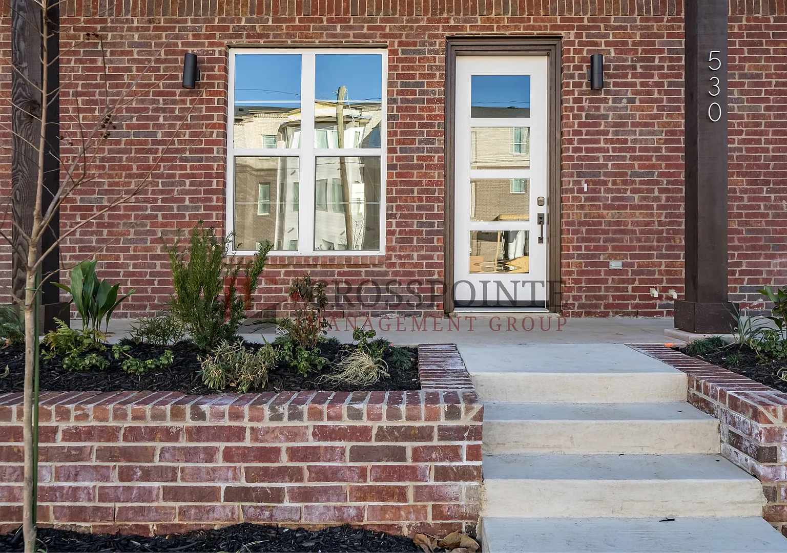 Luxury 3 bedroom, 3.5 Bath, 2 Car Garage Townhome- Fully Furnished! — Photo 1