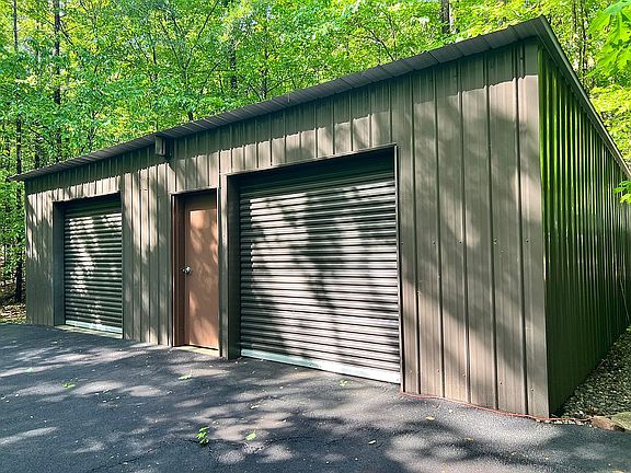 Detached garage / workshop
