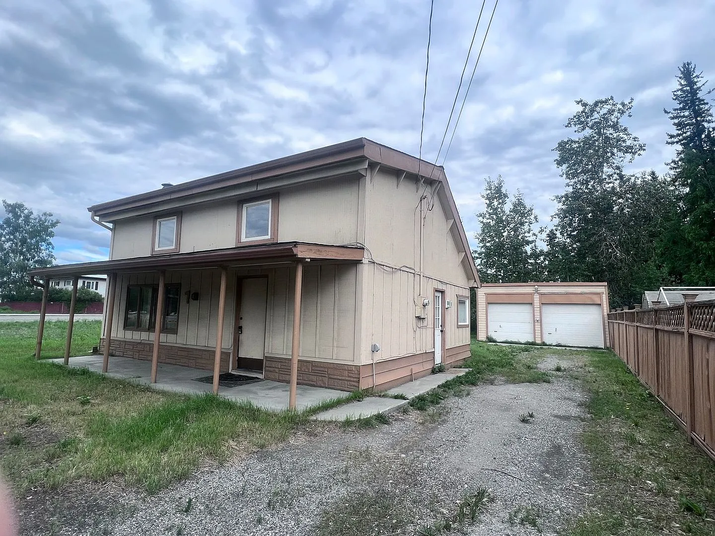 3 Bedroom / 2 Bathroom / 2 Car Non heated Garage — Photo 1
