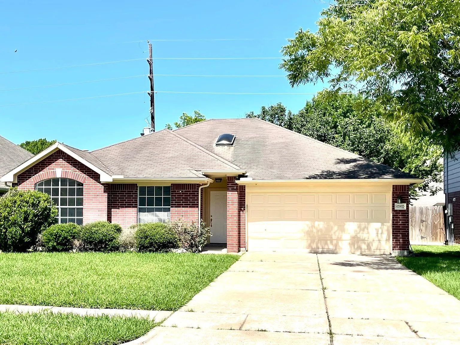 4 bed, 2.0 bath, 2018 sqft, $2,200 — Photo 2