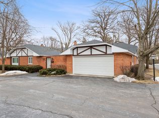 2 Tory Ln, Rolling Meadows, IL 60008