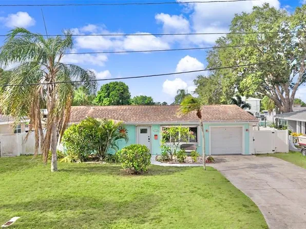 9472 Treasure Ln NE, Saint Petersburg, FL 33702