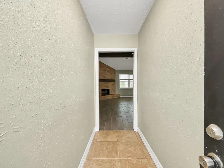 1104 N Heron Dr — Photo 3