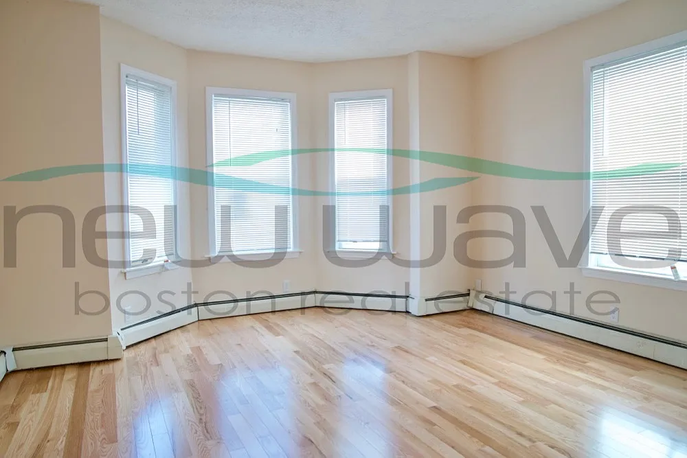 3 bed, 1000 sqft, $4,000 — Photo 1