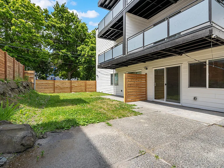 1725 SW Barton St #201 — Photo 11