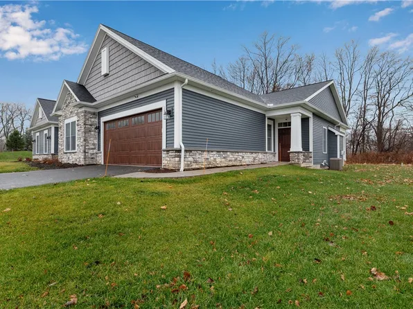 1352 Creeks Edge Dr, Webster, NY 14580