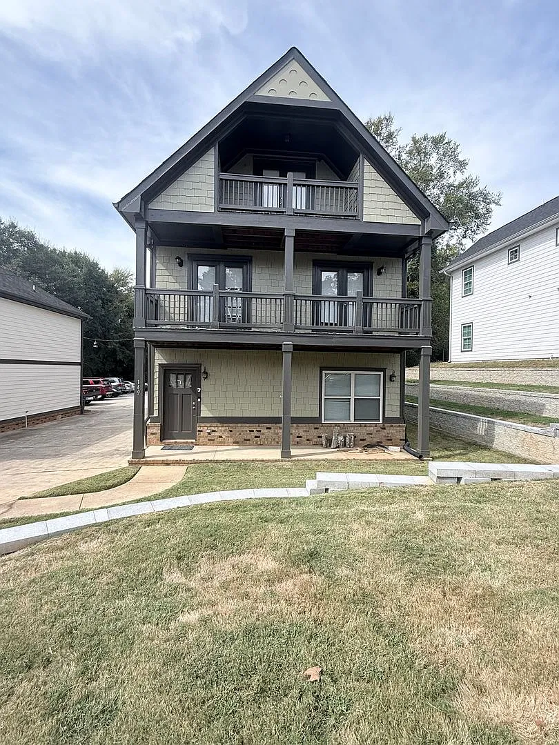Five Bedroom Near Downtown Available for Pre-Lease! — Photo 1