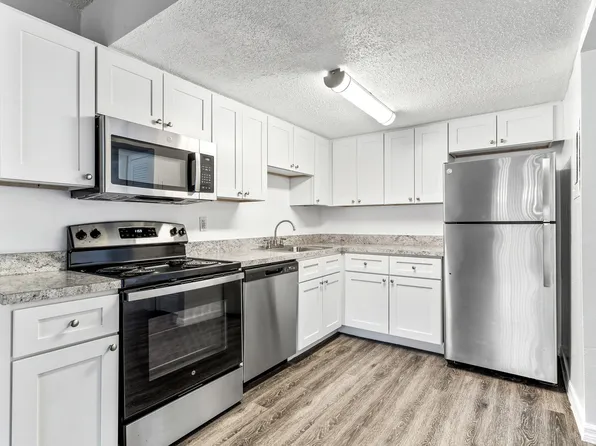 Greenwich Commons Apartment Homes