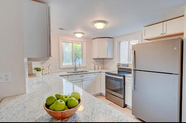2209 Heriot St — Photo 4
