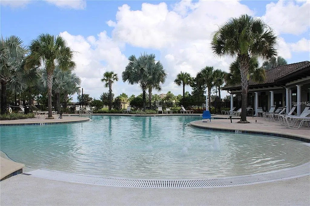 3 bed, 2.0 bath, 1690 sqft, $2,595 — Photo 2