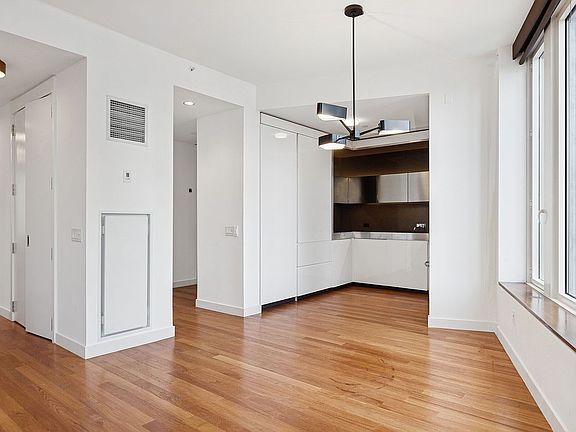 5th image of 15 William St APT 33I