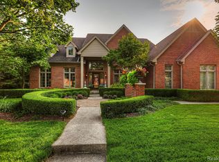 1152 Autumnview Dr, Rochester, MI 48307