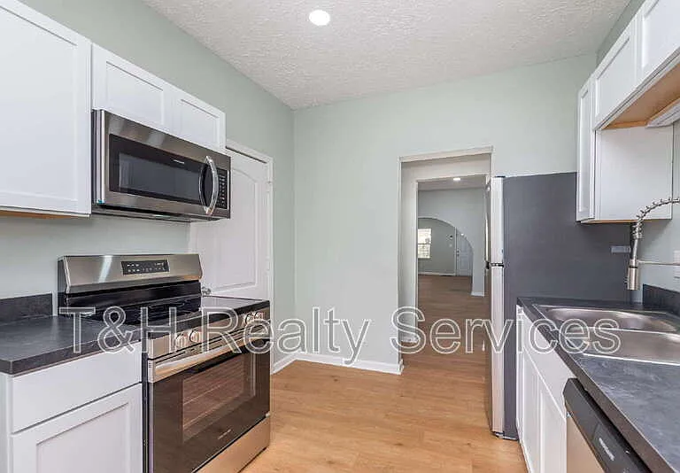 326 Jefferson Ave — Photo 15