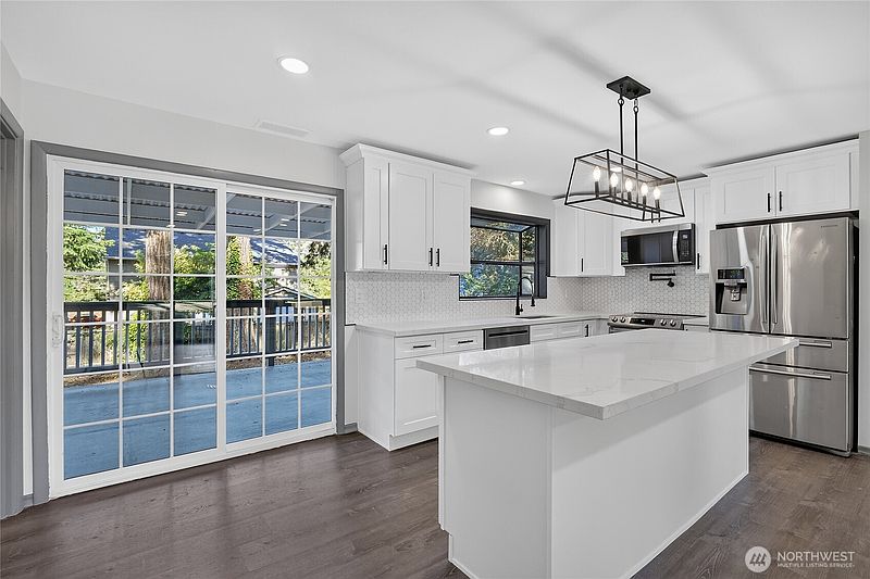 4th image of 429 Harvard Avenue