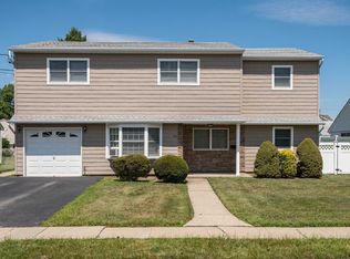 12 Sunrise St, Plainview, NY 11803