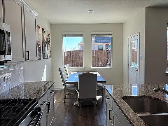 3rd image of 755 Bayberry Ln