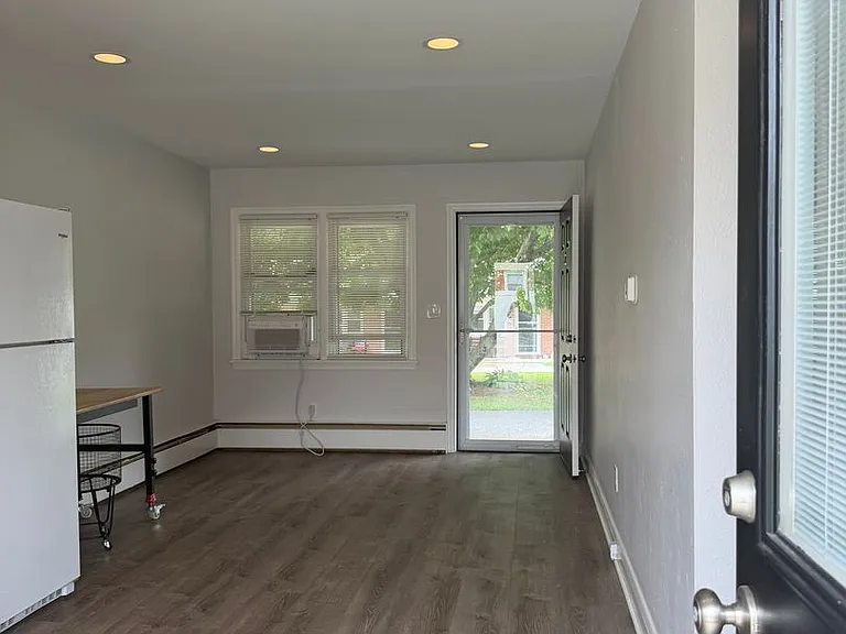 102-104 S Kelly Ave #106 — Photo 1