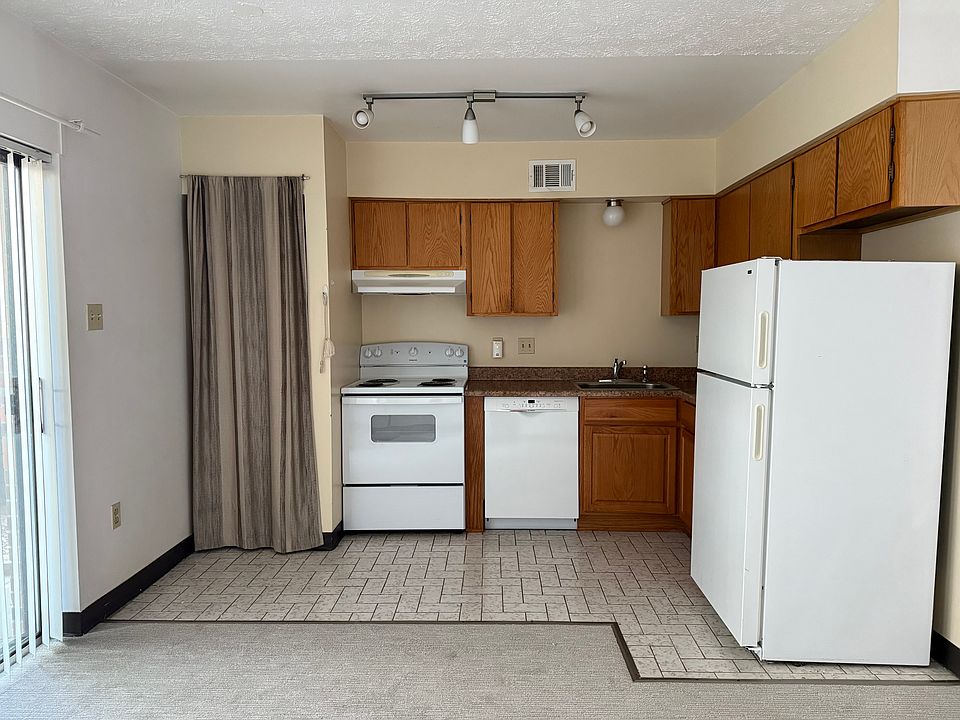 Kitchen equipped with dishwasher, fridge, microwave, foodwaste disposer and NEW stove w/oven