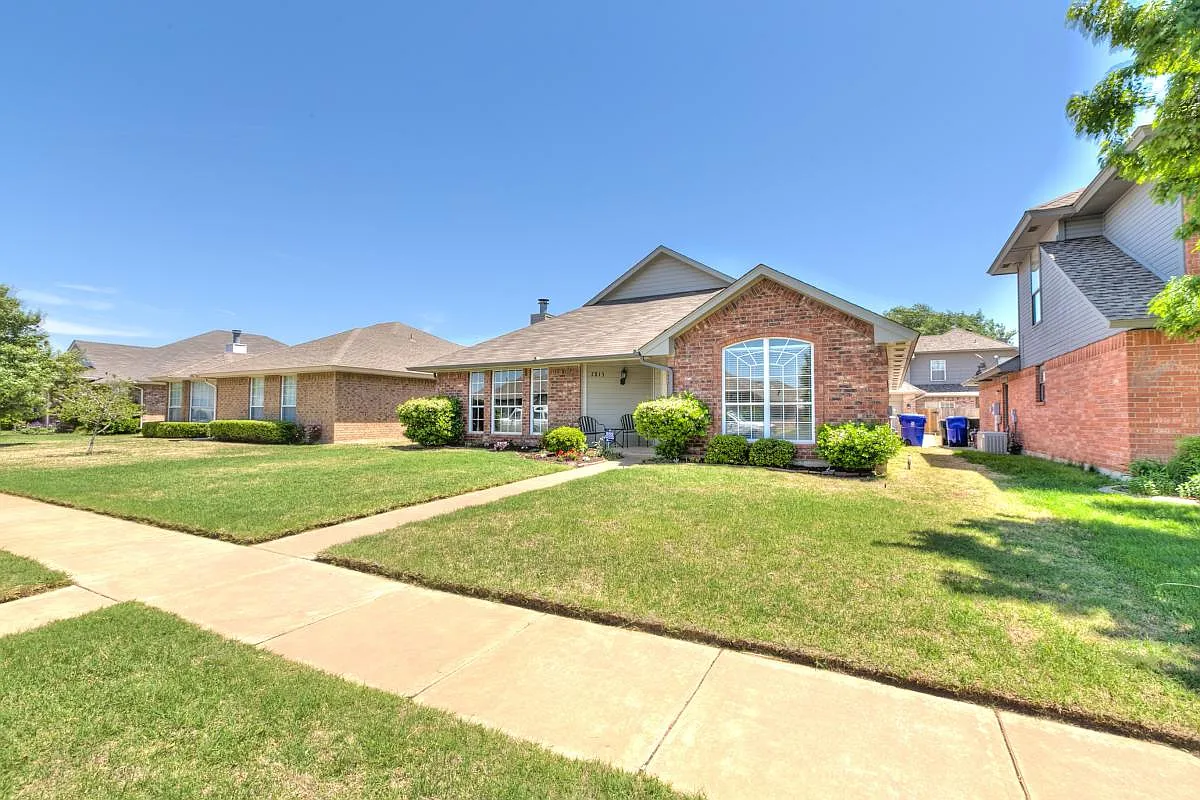 2813 Brompton Drive — Photo 2