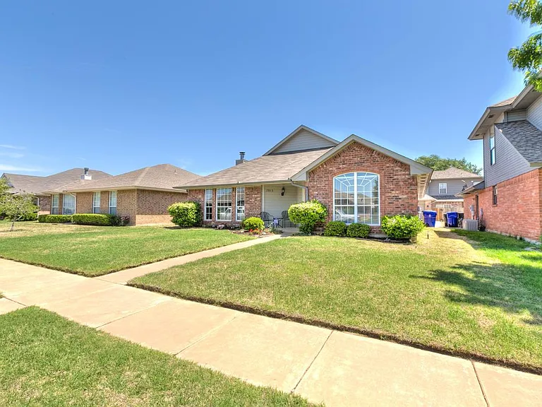 2813 Brompton Dr — Photo 2