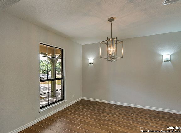 4th image of 3743 Chartwell Dr