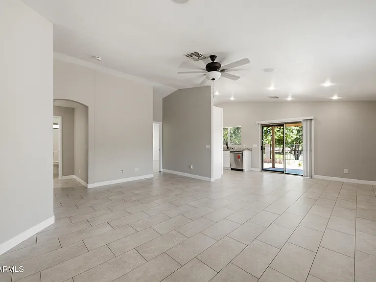 1616 E Desert Ln — Photo 3