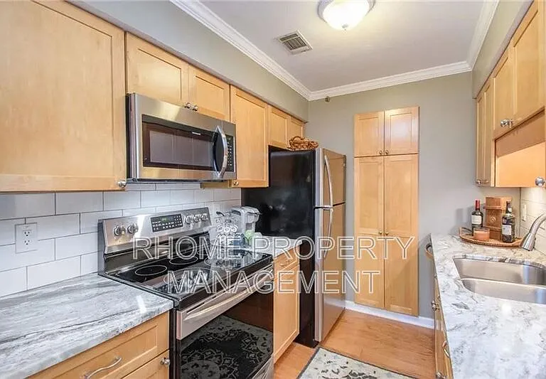 1418 Highland Bluff Dr SE — Photo 2
