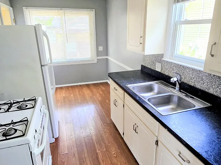 536 Sunset Blvd — Photo 11