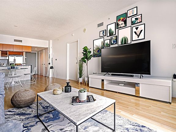 4th image of 1750 N Bayshore Dr APT 3906