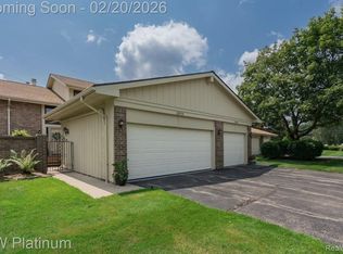 2959 Meadowbrook Dr, Rochester, MI 48309