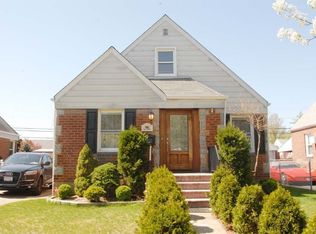 86 Maple Dr, New Hyde Park, NY 11040
