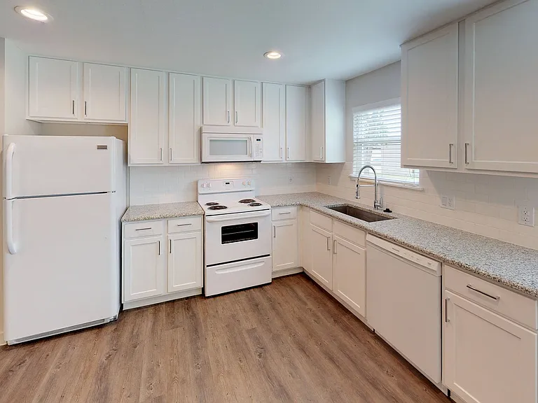 Treemont Apartments — Photo 31