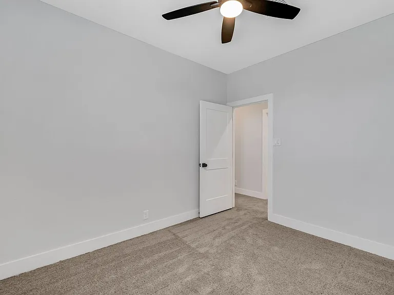 13631 Giovannis Gdn — Photo 20