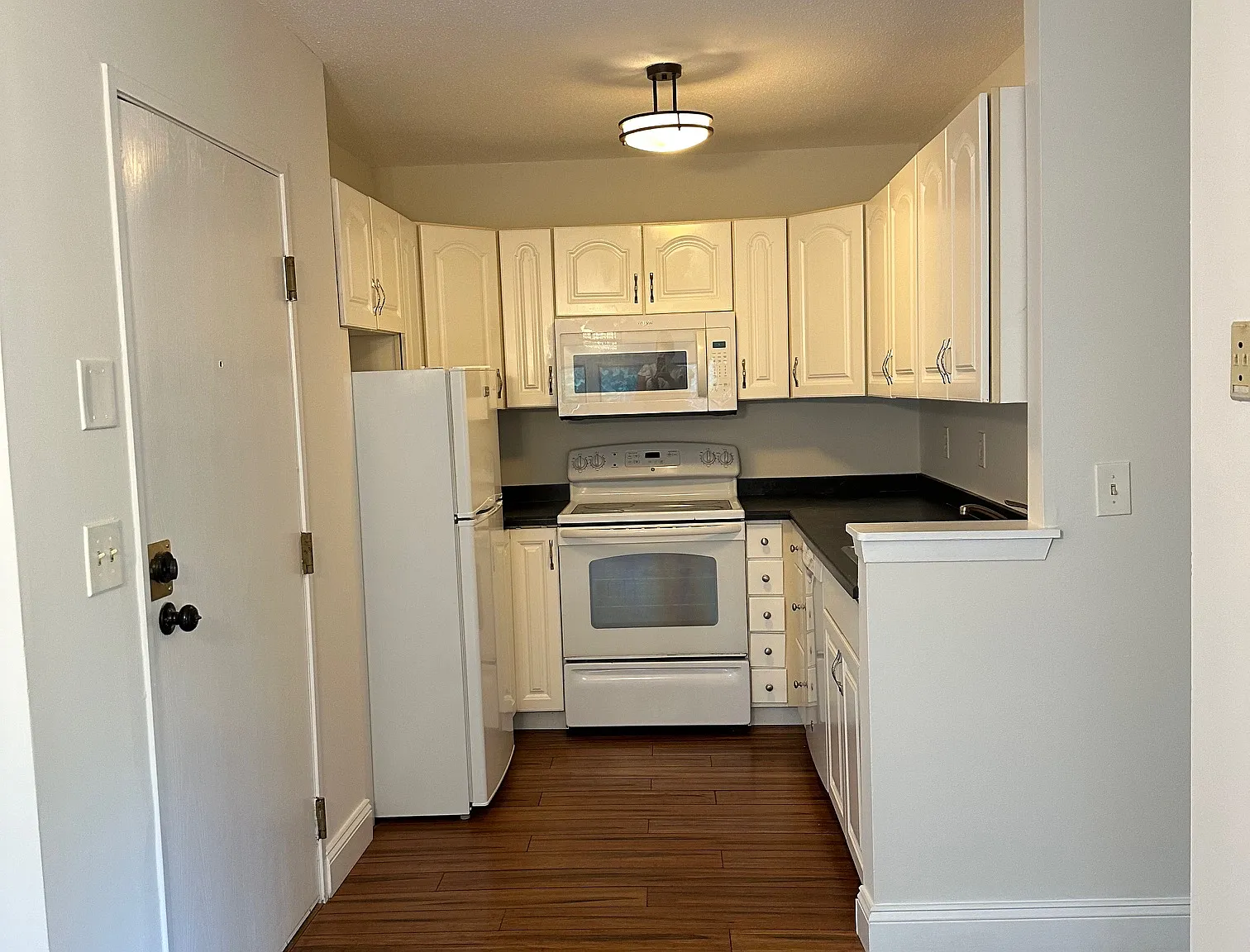 1 bed, 672 sqft, $1,850 — Photo 3
