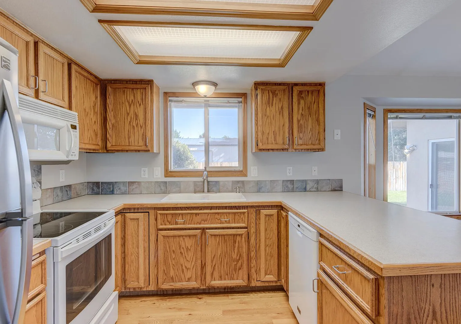 3BD Home on an Oversized Lot with a Standalone SHOP!! — Photo 4