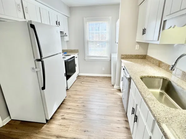 5232 Clover Hill Dr, Portsmouth, VA 23703