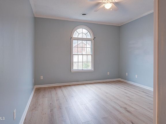3rd image of 17 Oak Leaf Ct #0