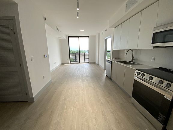 4th image of 925 NE 129th St #B3