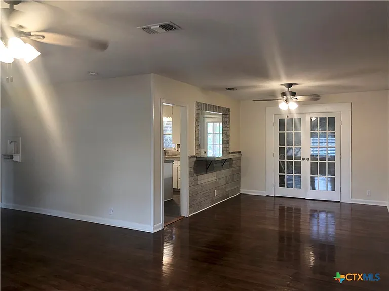 1002 Hazelton St — Photo 3