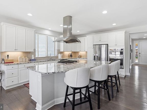 3rd image of 104 Grosbeak Ct