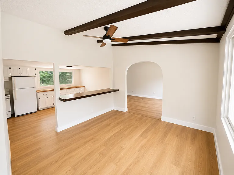 304 Nottingham Dr — Photo 3
