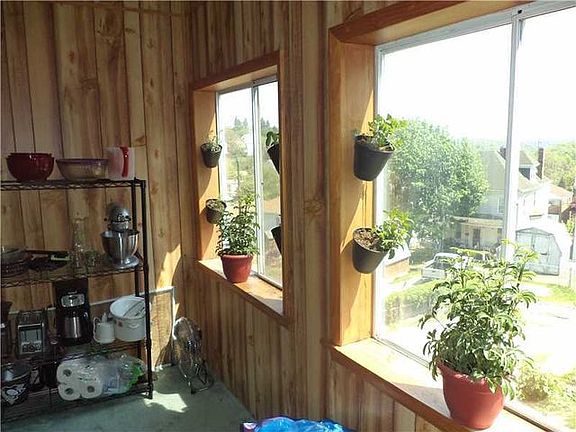 Bonus room off of kitchen