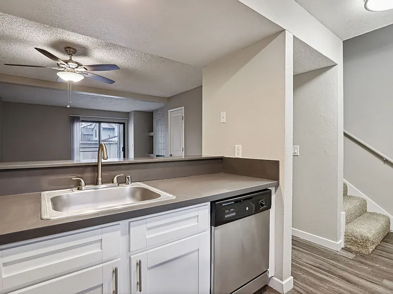 Ellington Apartments — Photo 28