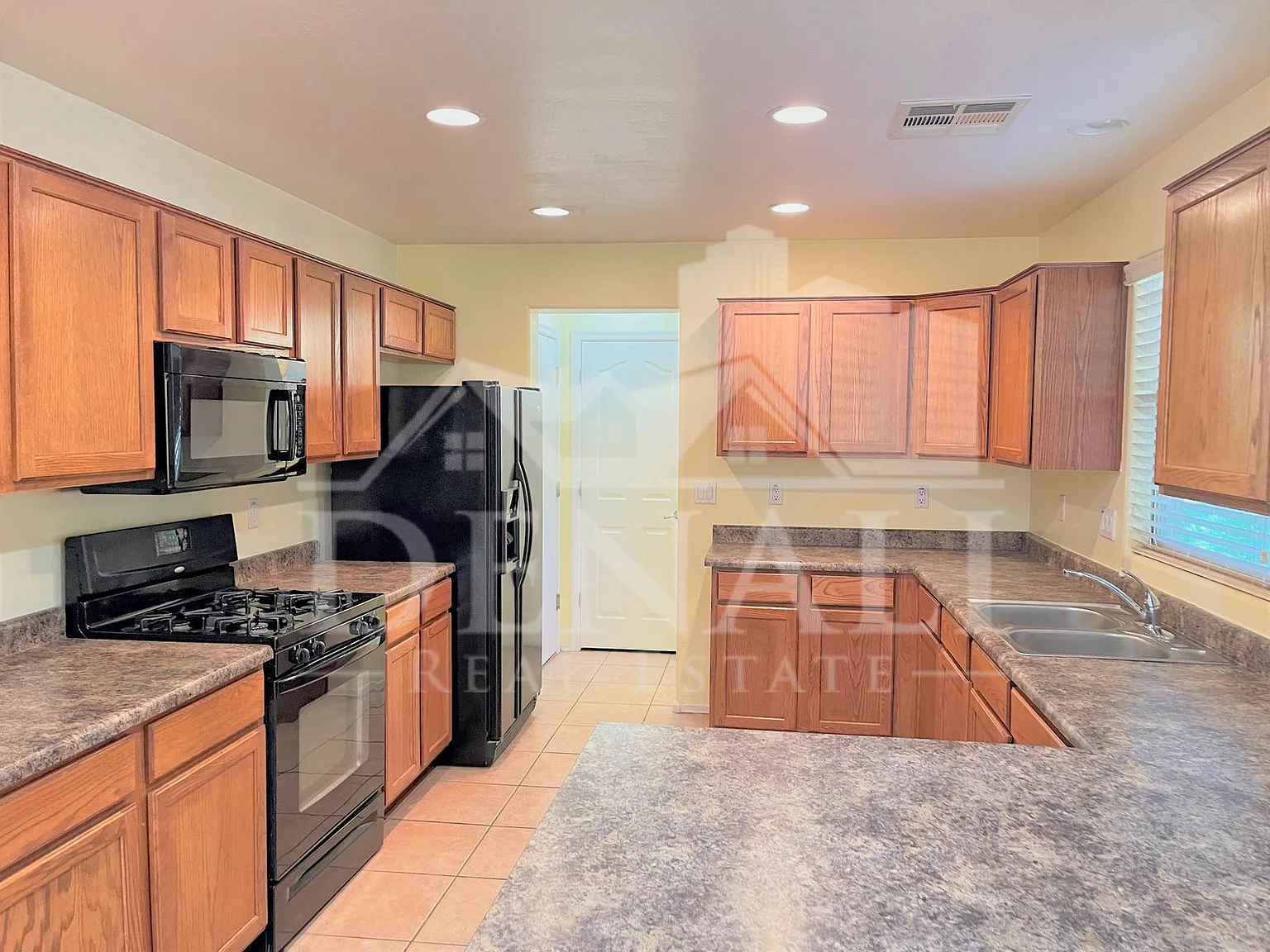 3 bed, 2.5 bath, 1748 sqft, $2,095 — Photo 2