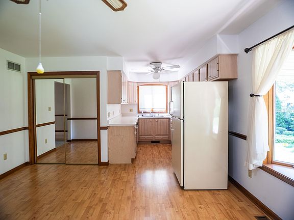 4th image of 9824 Erie St