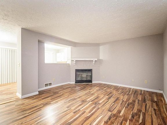 3rd image of 916 Pebblelane Dr