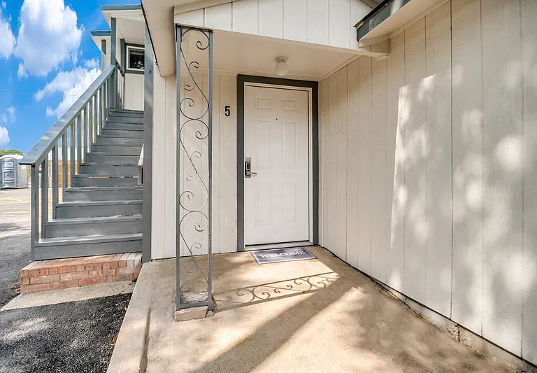 905 W Abram St #5 — Photo 1